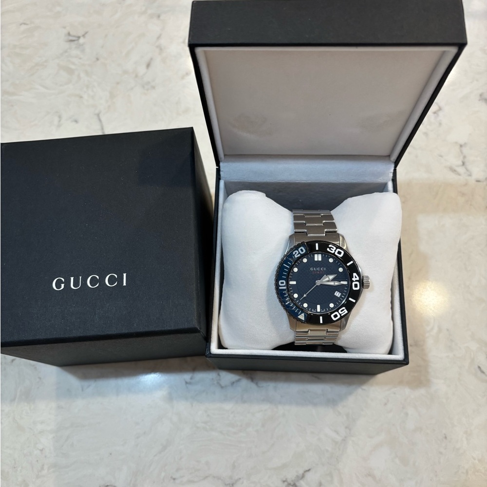Gucci Men's 126 G-Timeless Watch